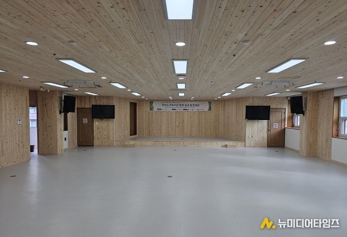 부민노인복지관 대강당 편백나무로 새단장