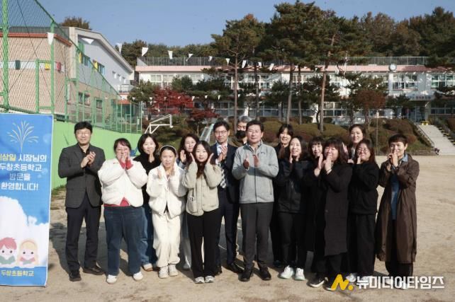 이상일 용인특례시장이 처인구 원삼면 두창초등학교에서 학교환경 개선을 위한 간담회를 열었다.