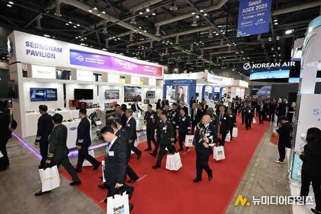 관람객들이 ‘서울국제항공우주 및 방위산업전시회(이하 ADEX)’에 설치된 성남시 기업공동관을 둘러보고 있다