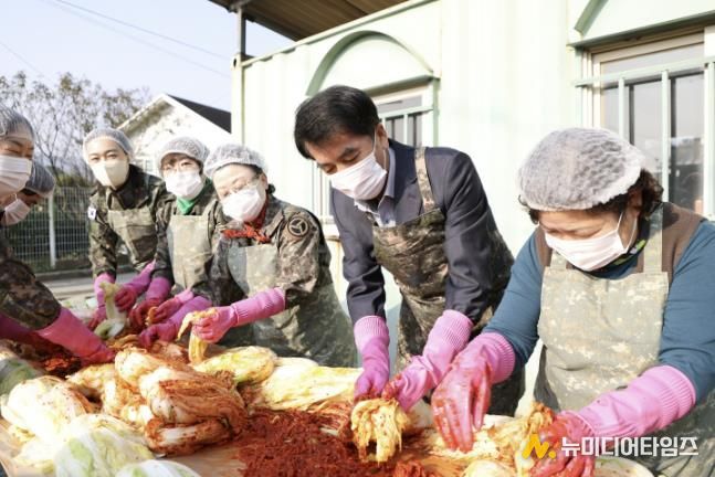 최재형 군수가 김장담그기 행사를 함께 하는 모습