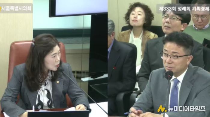 구미경 의원(왼쪽)이 경제실을 대상으로 행정사무감사에서 질의하고 있다.