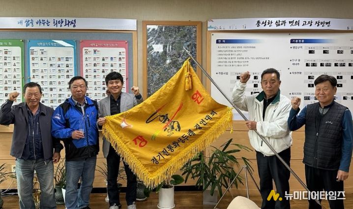 황라두레팀이 6일 장안면에 2025 한마음체육대회 농악 부분 장원상 기념패 및 깃발을 전달했다