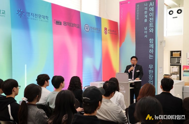 박강수 마포구청장이 청년들에게 응원의 말을 전하고 있다.