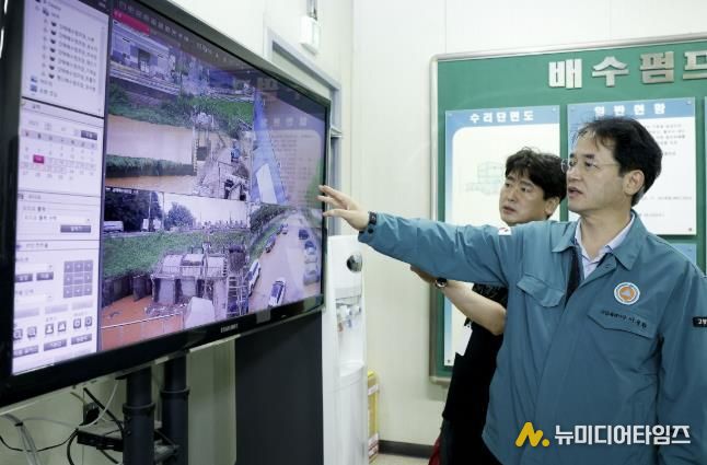 지난 8월 강매배수펌프장 현장점검 중인 이동환 고양특례시장