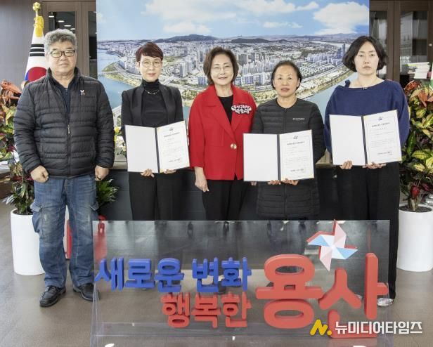 박희영 용산구청장(왼쪽에서 세 번째)이 ‘골목형상점가’로 추가 지정된 상인들과 기념촬영을 하고 있다.