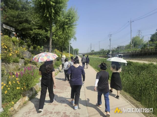 시민들이 단원보건소 '신길천 걷기' 프로그램에 참여하고 있다.