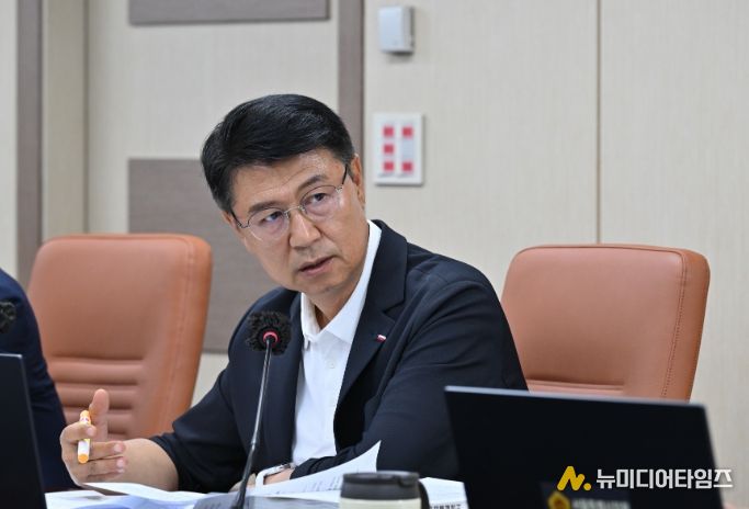 상임위원회 회의에서 발언하는 이봉준 의원