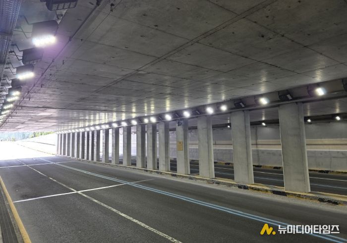 상대지하차도 내 전기시설 지상 설치 완료 후 조명 점등 상태를 확인하고 있다.