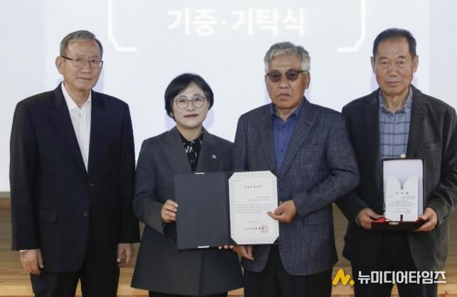 6일 열린 화성시역사박물관 제10회 기증 기탁의 날 기념행사에서 유물 기증자들이 기념촬영을 하고 있다