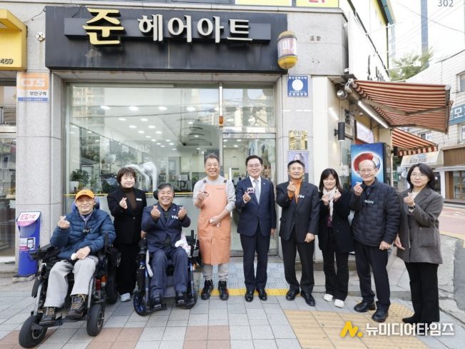 진교훈 서울 강서구청장(오른쪽 다섯 번째)이 6일(목) ‘마음길 상점’으로 지정된 등촌1동 준헤어아트를 찾아 현판식을 진행한 후 기념촬영을 하고 있다.