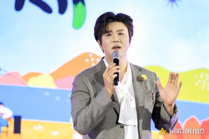 창원시 트롯천재 진해성, 해군장병지원사업에 500만 원 기부