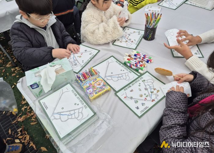 ‘우리 마을 지도’ 만들기에 참여한 어린이들