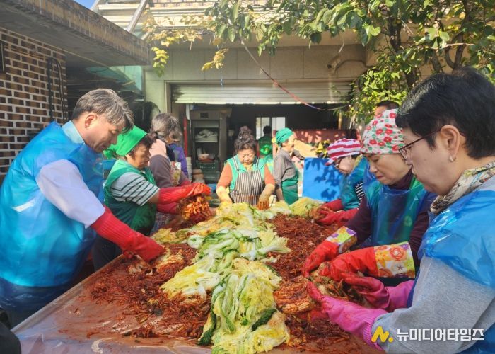 남양주시 오남읍 새마을부녀회, 따뜻한 나눔 실천 ‘사랑의 김장 담그기’