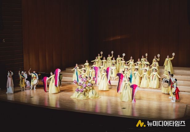 나주시립소년소녀합창단이 제21회 부산국제합창제에서 청소년 부문 3위와 금상을 수상했다. 사진은 부산국제합창제 경연대회에서 공연을 하는 나주시립소년소녀합창단 모습.