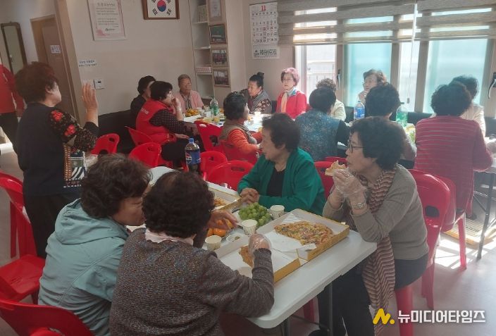 부산 중구 무한리필봉사단, 어르신께 사랑의 피자 식사 대접