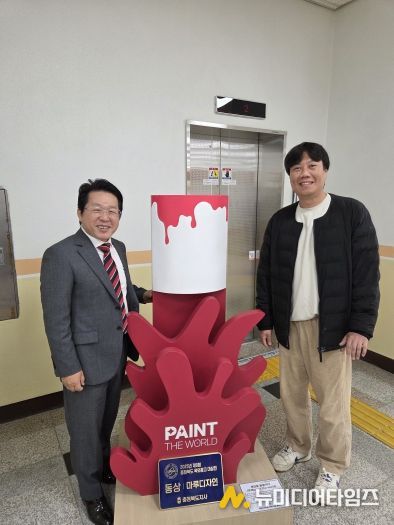 진천읍 예술작품 기탁식 사진(오른쪽 권진수 대표)