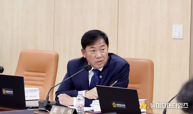 행정사무감사에서 질의하는 박승진 의원