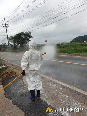 천안 풍서천 일대에서 H5형 조류인플루엔자(AI) 항원이 확인된 가운데 천안시가 인근 가금농가 입구를 통제하고 있다.