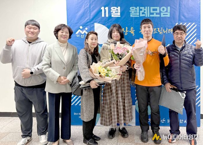 오른쪽 두 번째부터 최우수상 수상자 이건우 소방교, 우수상 수상자 임유림 씨, 장려상 대리수상자 이찬혁군의 어머니가 수상 후 기념촬영을 하고 있다.