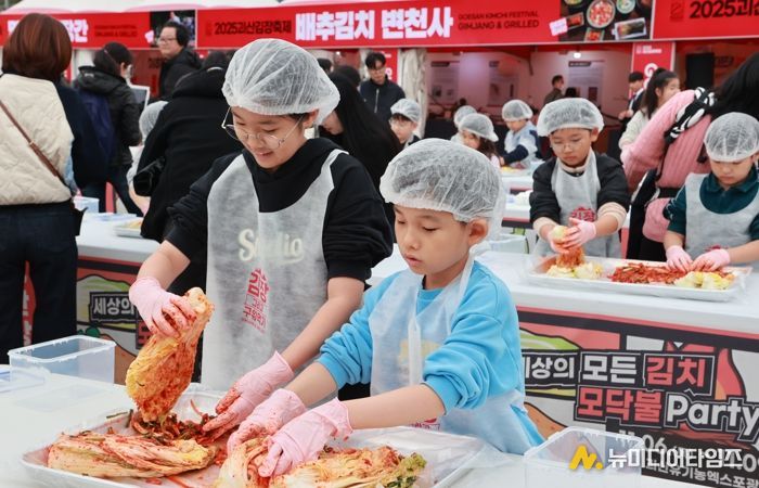 “어린이 김치장인 나야 나!”…괴산김장축제 어린이 김장체험 ‘인기’
