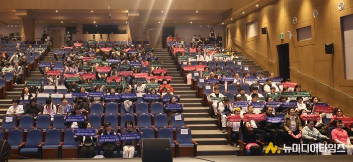 지난 7일 광명평생학습원과 광명극장 일대에서 열린 ‘2025년 광명시 장애인 평생학습 성과공유회’ 참석자들이 기념사진을 촬영하고 있다.