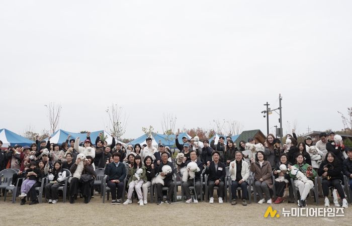 8일 미사아일랜드 펫존에서 열린 ‘2025 하남시 반려동물 문화축제’에서 반려인과 반려견들이 기념촬영을 하고 있다.