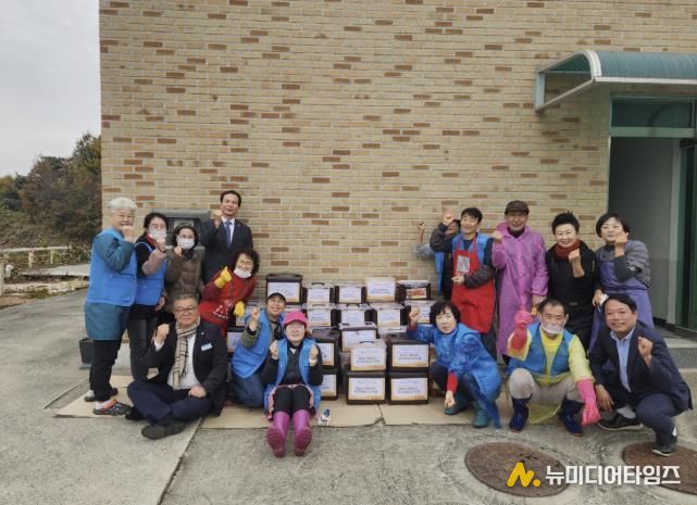 음성군과 함경도의 '맛'남...음성군 적십자사 소금봉사회, 김장 나눔