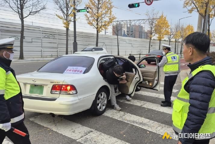 지난 수능일에 수험생이 구로구 비상수송차량을 이용해 시험장에 도착하고 있다.