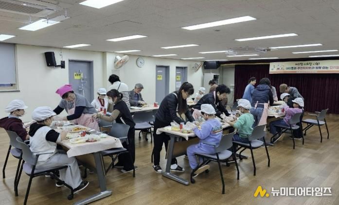 도봉1동 주민자치회 복지분과 회원들과 지역 아동들이 함께 김밥을 만들고 있다.