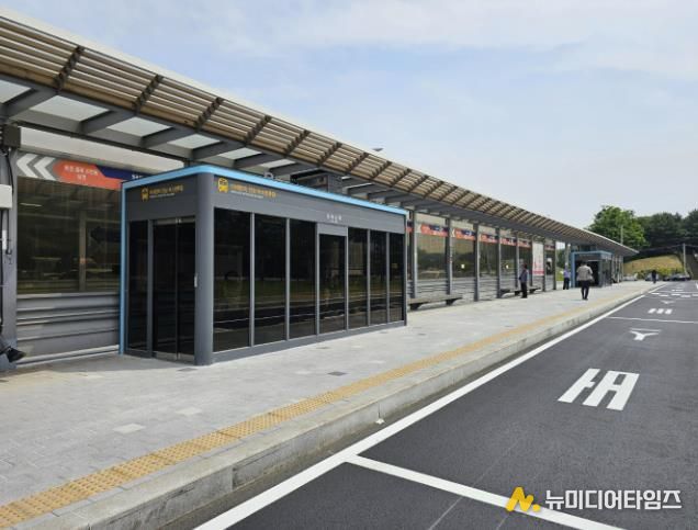 오이도역 버스정류소에 위치한 '스마트 셸터'