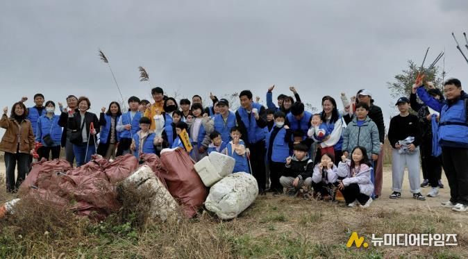 8일 화성시 가족봉사단과 함께하는 자원순환실천 연안정비활동 참가자들이 쓰레기 줍기 활동을 마치고 기념 촬영하고 있다