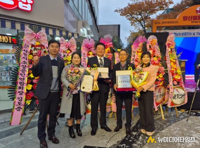 정연진 대표(왼쪽에서 네 번째)와 마산회원구소상공인연합회 회원들 단체사진