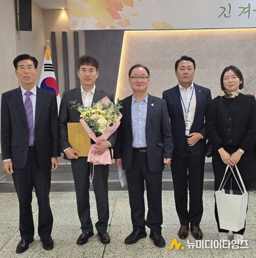 김해시도시개발공사 유기준 직원, 생명 구호 공로로 김해시장 표창(왼쪽2번째 유기준 직원, 가운데 공사 사장)