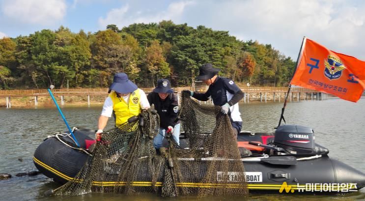 (사)한국해양구조협회 서산본부, 서산시 풍전저수지 일대 환경정화활동 펼쳐