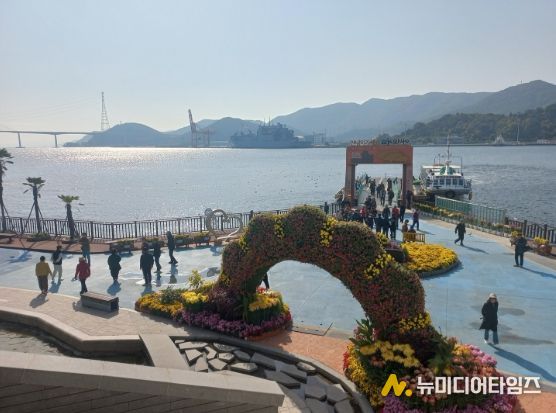제25회 마산가고파국화축제 기간 돝섬 관광 인기