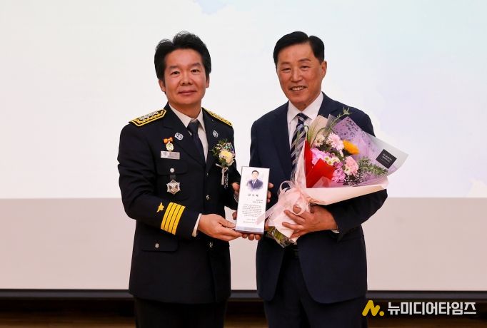 성동구의회 오천수 의원(우)이 성동소방서 정영태 서장(좌)으로부터 감사패를 받고 있다