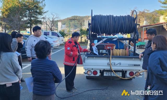 강진읍사무소 주차장에서 직원들을 대상으로 진화장비 작동법을 교육하고 있다.