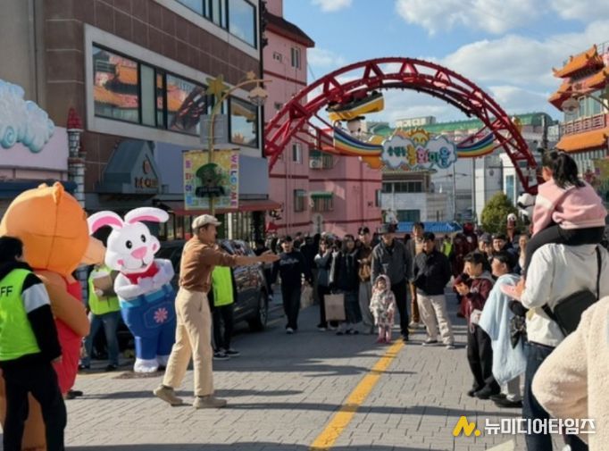 송월동 동화마을 거리 공연