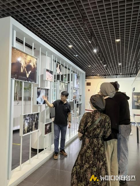 외국인 관광객에게 해설하는 조진호 고수동굴 센터장