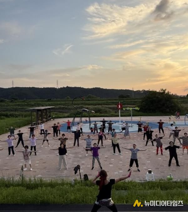 파주보건소, 문산노을길 건강교실·달빛 운동교실 성황리 마무리