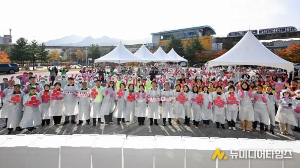 김동근 시장이 11월 11일 ‘제20회 김장나누기 행복곱하기’ 행사에서 참여자들과 기념사진을 찍고 있다.