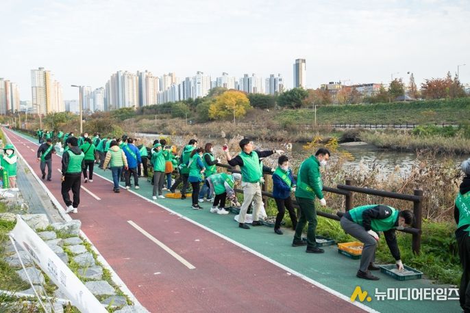 ‘생명하천 EM 흙공 던지기’