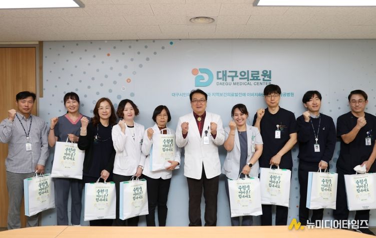 수능 앞둔 임직원 자녀에게 합격기원 선물 전달