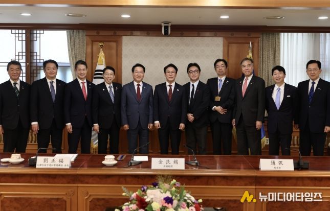 김민석 국무총리가 12일 세종대로 정부서울청사에서 한일지사회의 일본 대표단을 접견하고 있다.