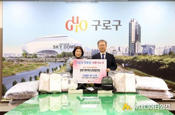 장인홍 구로구청장(오른쪽)이 구청에서 열린 ‘2025년 동절기 취약계층 난방용품 전달식’에서 구로희망복지재단 관계자와 난방용품을 앞에 두고 기념촬영을 하고 있다.