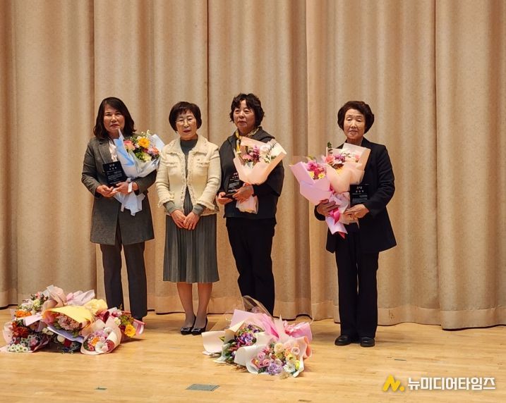 이우호(한농연) 한국농어촌공사충북지역본부장상, 백대순(한여농) 한여농충청북도연합회장상 수상