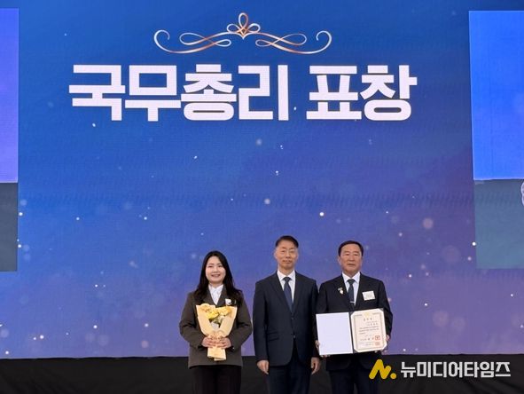 오른쪽에서 첫 번째 청운농원 황병태(63) 대표