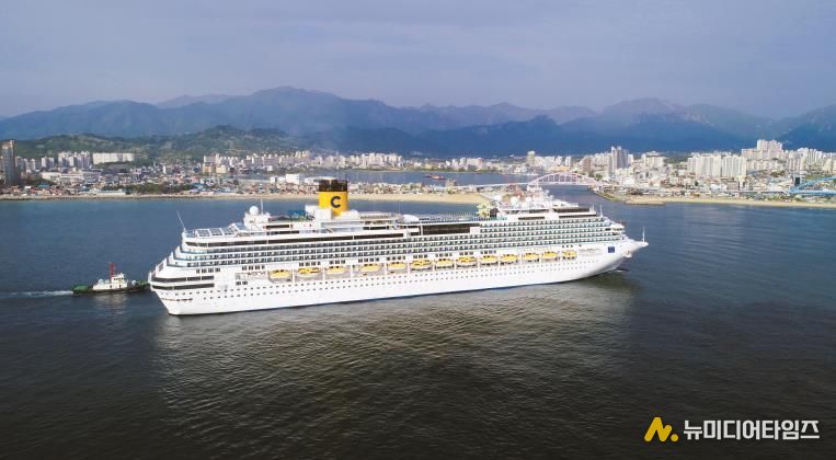 속초항 입항하는 코스타세레나호