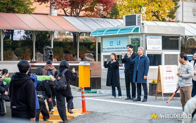 윤환 계양구청장, 수능 고사장 찾아 수험생 응원