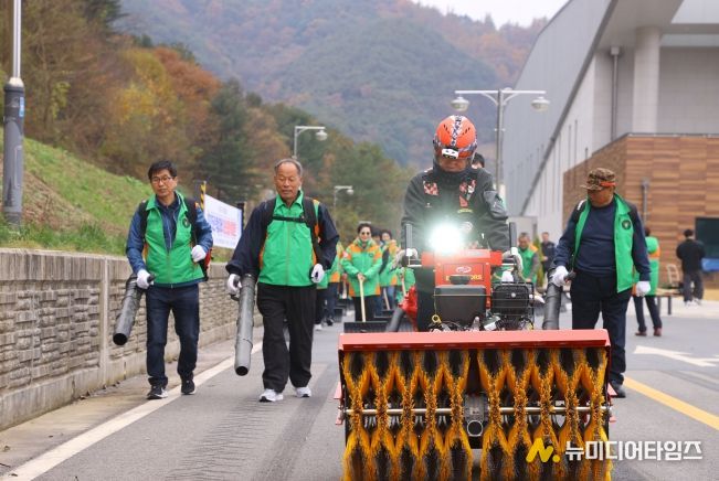 충주시 지역자율방재단 재난 대응 특화훈련 실시(제설기기 훈련)